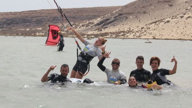  groupe s'amusant avec le kitesurf 